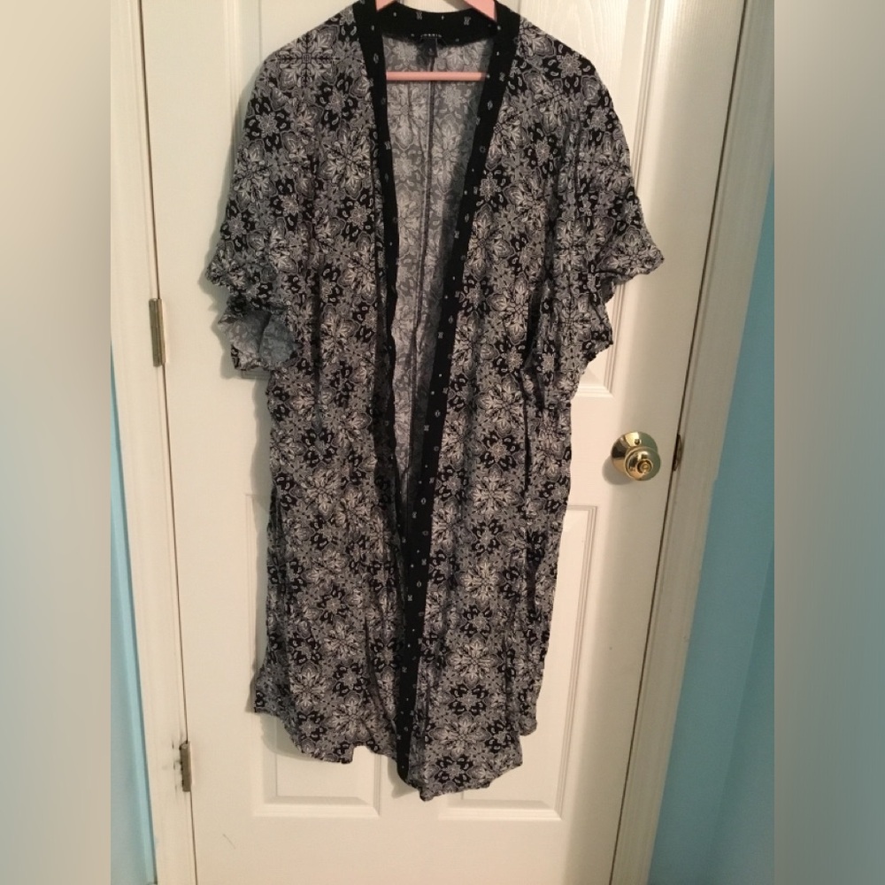 Women’s Torrid Size 5 Black White Kimono